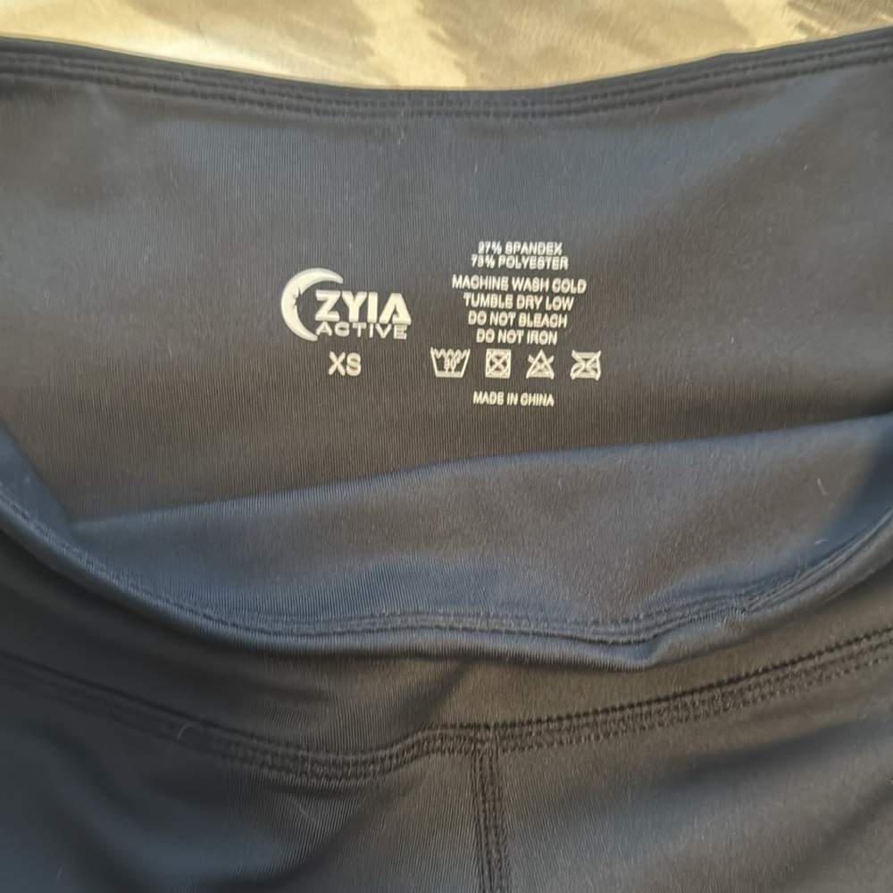Black Pocket Light n Tight Hi-rise Capri 20" - Picture 3 of 4